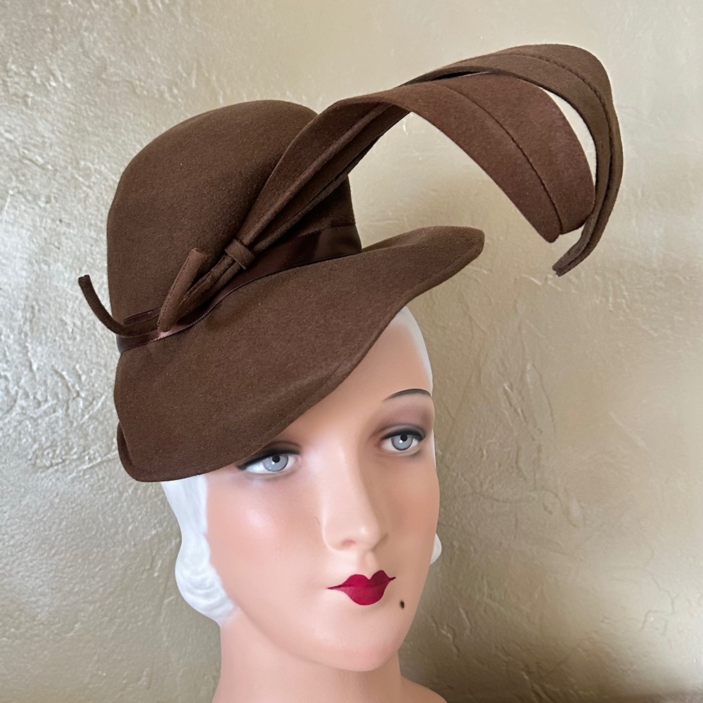 SPLENDID 1940s' BROWN FELT TILT HAT WITH SELF "FEATHERS"